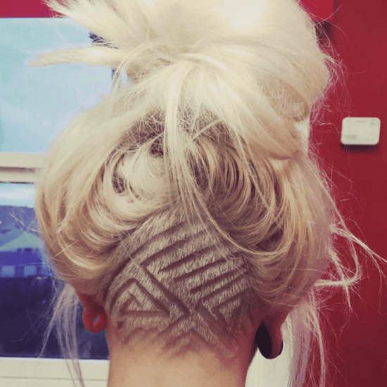 undercut tatoo avec formes géométriques sur cheveux blonds et longs