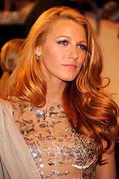 Blake Lively adopte la coloration blond vénitien aux reflets flamboyants et profonds
