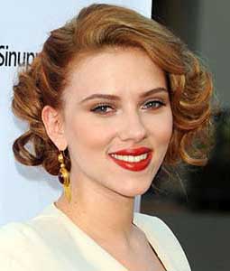 La star Scarlett Johannson aborde une coiffure wavy et glamour, sublimée par sa coloration blond vénitien