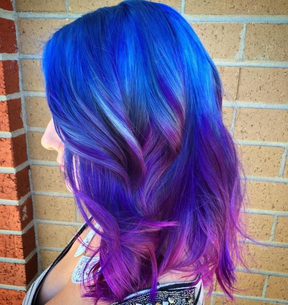coloration bleu, rose, violet pour donner un effet galaxie aux cheveux