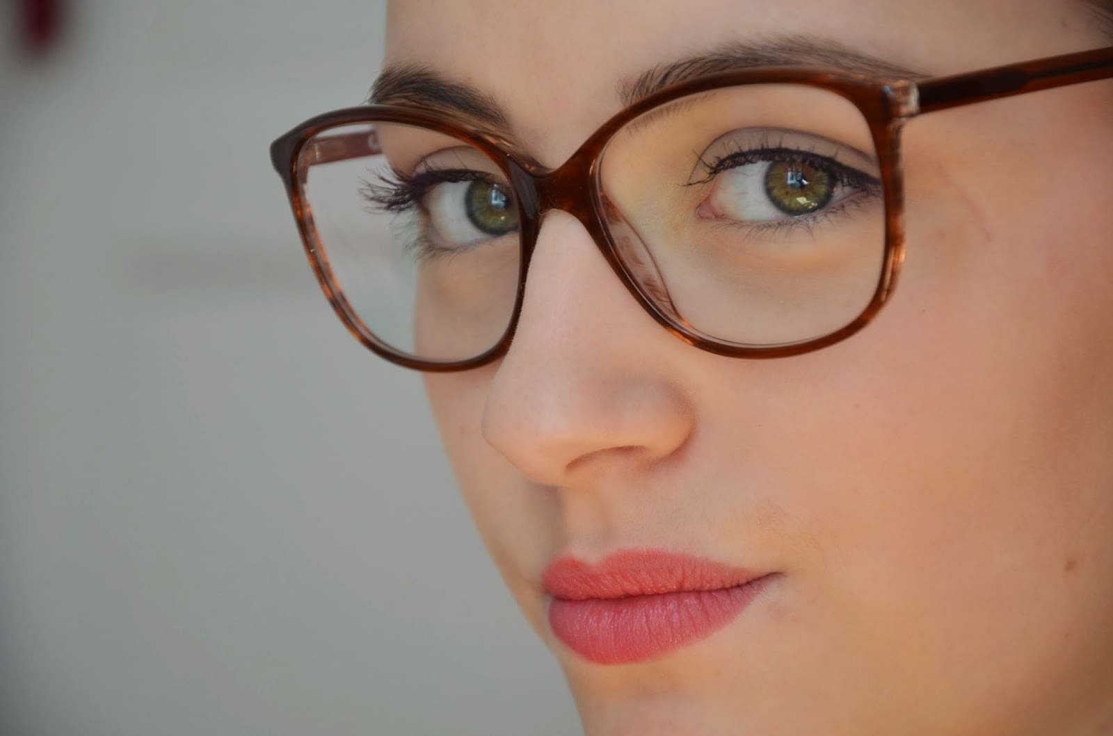 maquillage des sourcils avec des lunettes