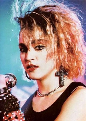 Coupe de cheveux de Madonna dans les eighties avec une permanente