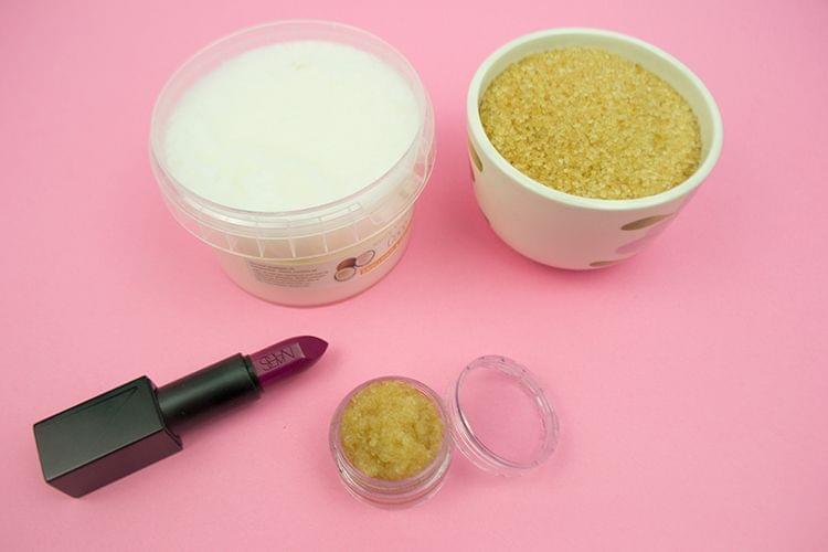 DIY : réaliser un exfoliant pour les lèvres avec de l'huile de coco et du sucre