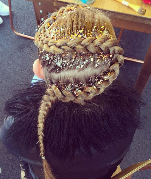 Glitter Braids, la tendance coiffure originale pour les fêtes