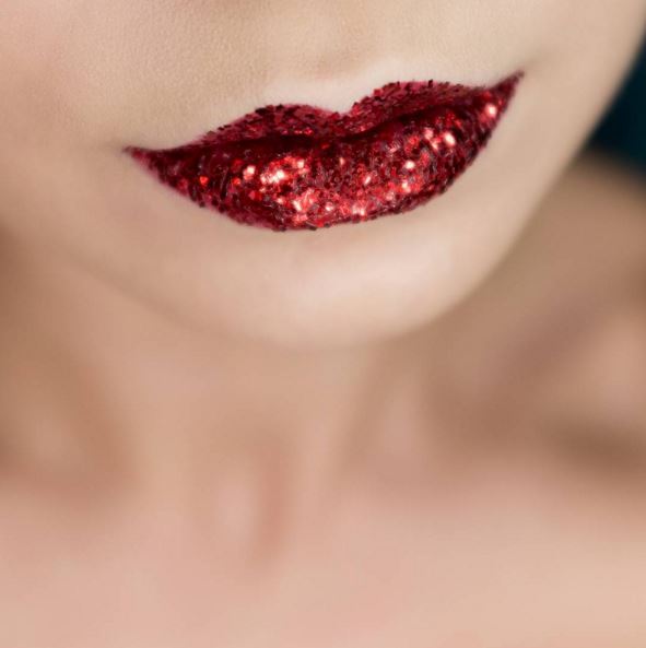 Des lèvres rouges et des paillettes pour illuminer ses lèvres