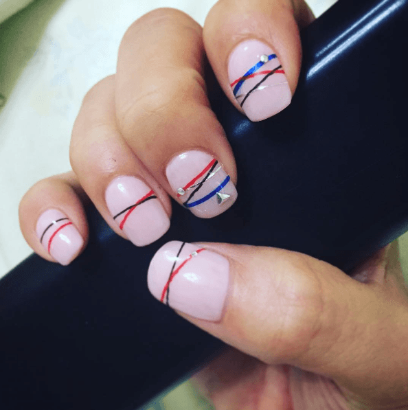 Bracelet Nails rose pâle, rouge et bleu avec strass triangle