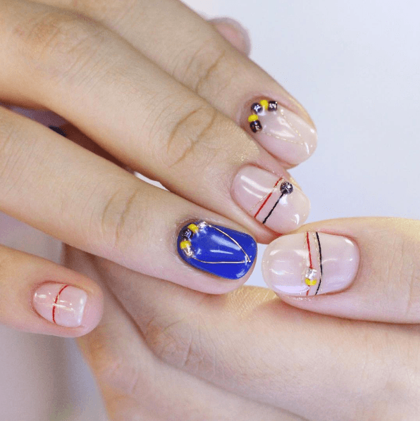 Bracelet nails avec un doigt bleu