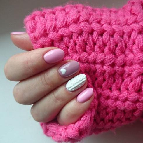 Un cosy nail girly avec des teintes très roses. 