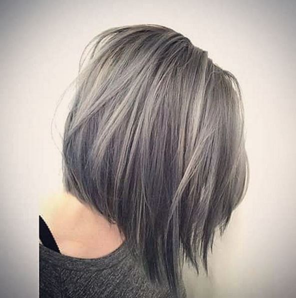 La coloration gris pastel va aussi très bien aux cheveux courts