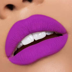 Osez le rouge à lèvres violet électrique de Kylie Jenner