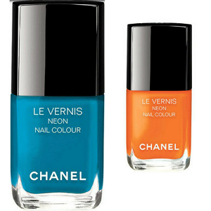 Les vernis à ongles bleu et orange néon de la collection Neon Wave signée Chanel