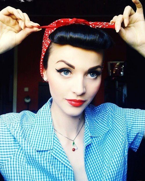 Le bandana se porte rétro, à la manière des pin up !