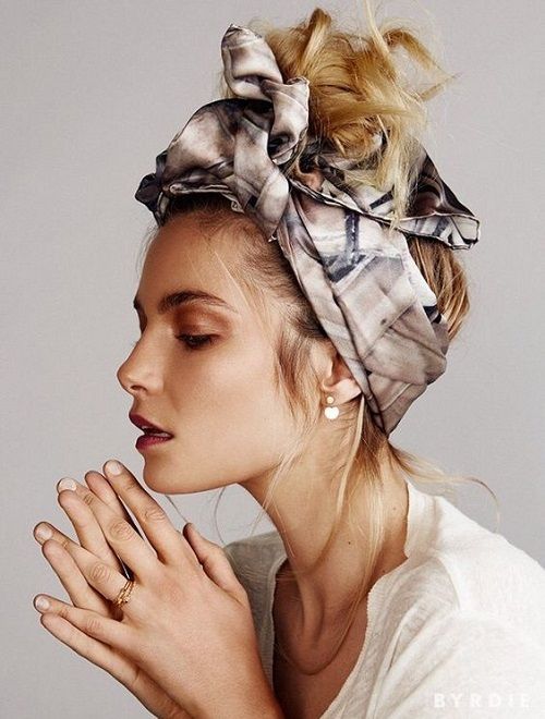 Le foulard en soie apporte la touche chic à votre coiffure !