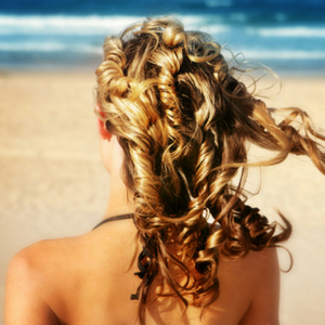 L'été avec le sable, l'eau salée et le soleil les cheveux sont fragilisés 