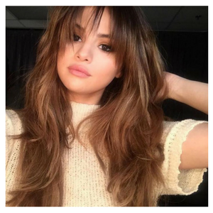 Selena Gomez porte une frange, parfait pour son visage rond