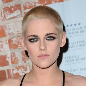 Kristen Stewart cheveux courts blancs décoloration