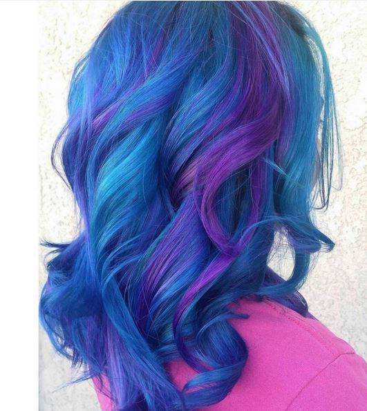 Des cheveux bleus, roses et violets, pour un effet galaxy