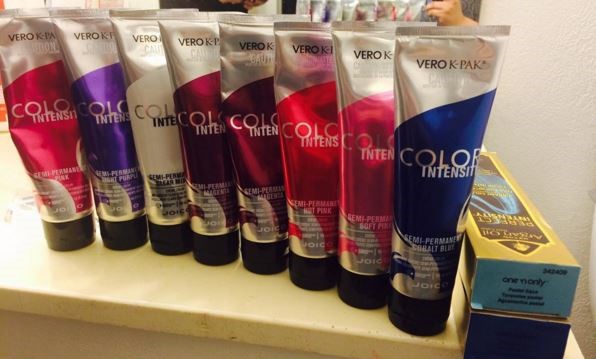 Des produits de coloration pour des couleurs vibrantes sur les cheveux.