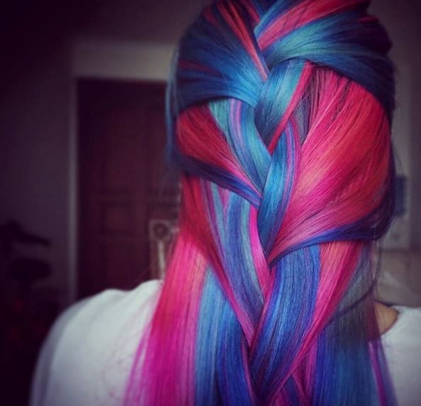 Des couleurs roses et bleus pour une coiffure vibrante