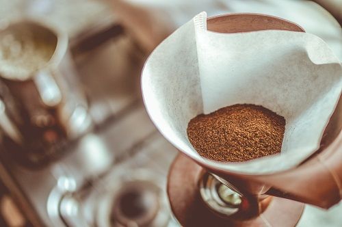 Le marc de café : une solution naturelle pour effacer les cernes 