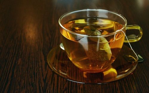 Le thé vert, en application cutanée, réduit les cernes