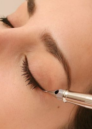 L'eyeliner permanent pour un trait d'eyeliner parfait