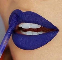 rouge à lèvres bleu