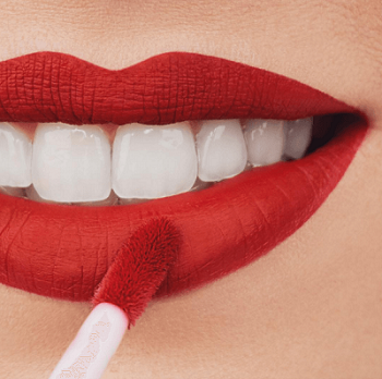 un rouge à lèvres sans transfert posé avec un applicateur à embout mousse