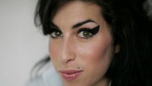 Amy Winehouse avec les yeux charbonneux dans les années 2000