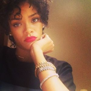 Rihanna avec un style des années 80