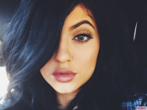 Kylie Jenner, teint nude, rouge à lèvres mat et contour des lèvres plus foncé