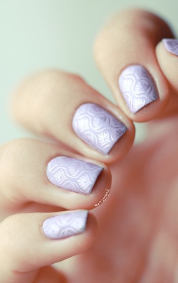 Un nail art stamping argent sur un vernis lilas