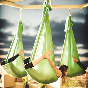 Fly Yoga : le yoga aérien se pratique dans des hamacs suspendus au plafond