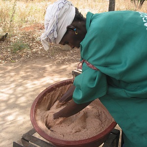 Une femme fabrique du beurre de karité