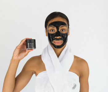 Masque au charbon noir pour lutter contre les imperfections !