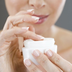 Les peaux sensibles doivent adopter une routine soin du visage qui leur conviennent