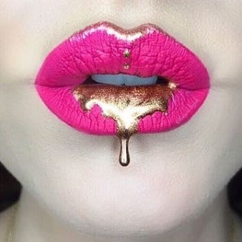 un maquillage des lèvres fuchsia et doré