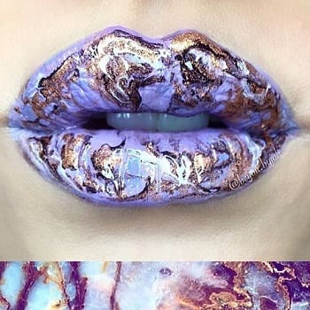 Un maquillage des lèvres violet et marbré