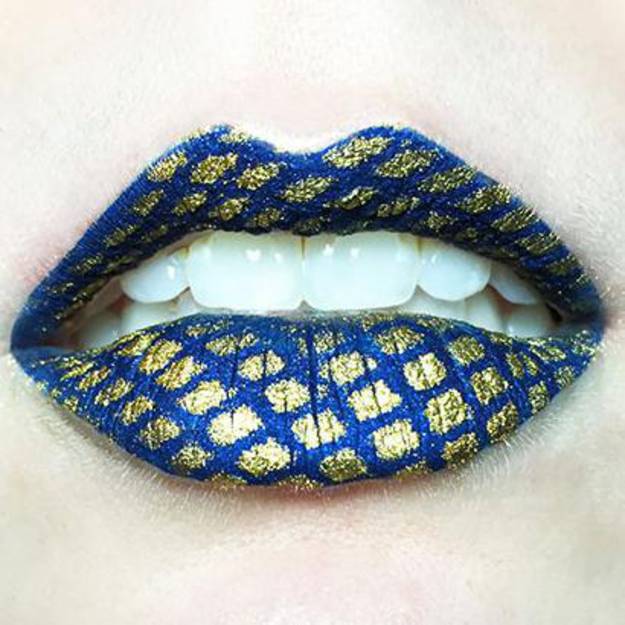 Un snake lips bleu et dorée pour une combinaison tendance